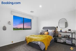 Brand New Modern 4 Bedroom Luxury Retreat - Image 3