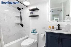 Newly Renovated Studio with Pool & Steps to Waikiki Beach - Image 2