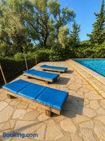 Ulysse77 Sea View Home with Pool & Garden - Image 2
