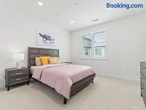 Beautiful Irvine Grand Park Community Cozy and Comfortable Home - Image 2