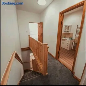 Charming 2 Bedroom Cottage mid town on quiet road, sleeps 4 - Image 2