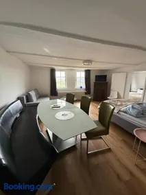 2 Wohnungen auf einer Ebene - 4 Schlafzimmer, 2 Bäder, gemütliches Wohnzimmer, großer Esstisch, Parkplätze - Image 1