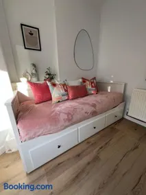 2025 Award Winner Liverpool Peach House - 4 Bedrooms - Image 3