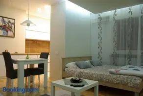 Square Studio Apartment - Image 3