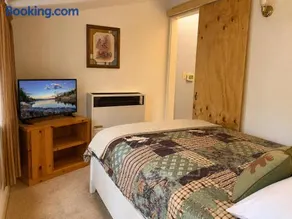 Hiner Haven - Cozy cabin near ski slopes and Alpine Zoo - Image 2