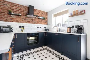 Railway House - Central Warrington - Sleeps 6 - Image 1