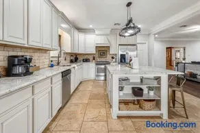Modern Spacious 3 Bedroom Home - Image 4