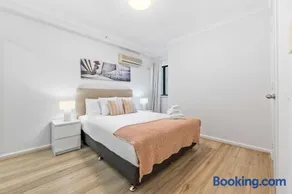 Convenient East Perth Stay with Free Parking - Image 1