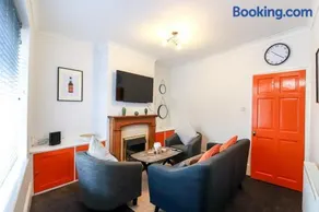 Beautiful 3 Bedroom House - Sleeps 5 Free Parking - Image 5