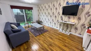 2 Bedroom Holiday Home 20 Mins from Loch Lomond - Image 2