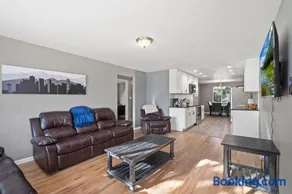 Central Huge Duplex - Sleeps 16 - Image 5