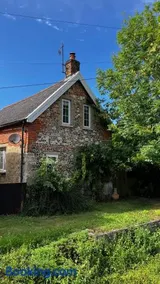 Historic, traditional & Spacious Wiltshire Cottage - Image 2