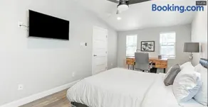 Family home, Massive Backyard, Large patio, Fire pit, Mins to parkland health, Aquarium, Baylor medical - Image 3