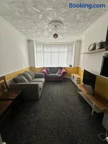 Entire home, 2 double beds, free wifi, near QE - Image 2