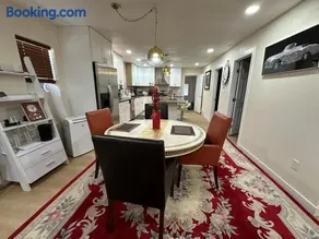 5 Star Cozy modern house all amenities Sleep 6 - Image 1