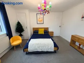 Modern Central Apartment with Free Parking - Image 4