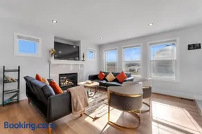 Your Pleasant stay in 3 bedroom House in Saddle-Ridge with Free Parking & AC - Image 1