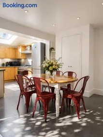 West Central London, Entire House Sleeps 9 with Parking - Image 1