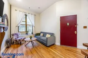 Spacious 1-bedroom retreat in Harlem - Image 5