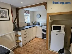 Perfectly Located Pretty Cottage - Image 3
