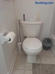 King Bed Room with Private Bath and Free Parking - 20m to Downtown Toronto - Image 2