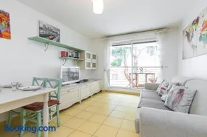 Nice 1 Bedroom downtown Carré d'Or with garage - Image 1