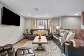 29 - Modern 5 Bedroom 2 Bath - Image 4