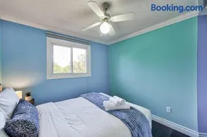 4BR Scarborough Gem, Freshly Renovated, 7 Car Parking - Image 5