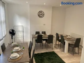 Stylish Home - Close to City Centre, Anfield Stadium - Free Parking - Image 4