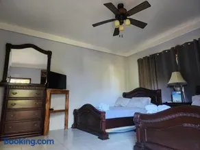 Sea Eye Hotel - Tropical Building - Image 2