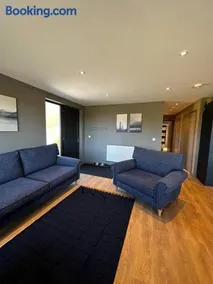 Spacious 3-Bedroom Chalet on Country Estate near Glasgow - sleeps 6 - Image 4