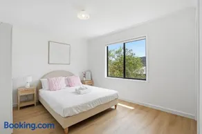 3BR Family Home Near Hobart CBD Free Parking & Fast WiFi - Image 3