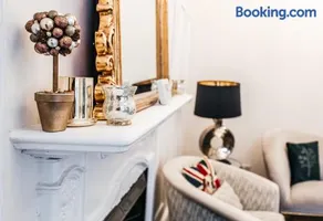 Central Windsor Spacious Three Double BedRooms, Two Living Room, Kitchen Entire Apartment over three floors Steps from Windsor Castle, station, long walk and restaurants Royal Residence Retreat Windsor - Image 4