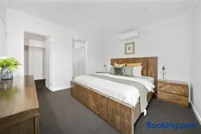 Comfy Premium 4BR Near Airport, Cafes & Amenities - Image 4