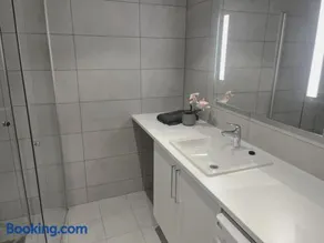 Scandpoint-H7 Apartment close to Airport, shopping and City Centre - Image 2
