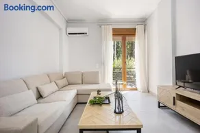 Chic Coastal Stay in the Heart of Voula - Image 1