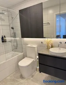 Riverfront Luxe 2Bed Pool Parking - Image 2