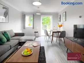 Woking 2 Bedroom House Parking Garden - Image 2