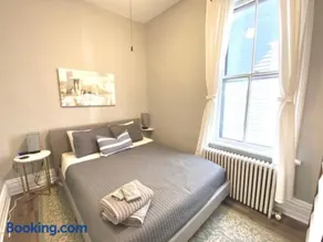 Walk to Wrigley 3BR1BA Sleeps 8 Free Parking - Image 4