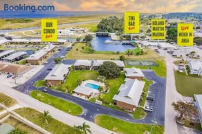 LakeView Fresh and New Bass N Sun King Bed Pool - Image 1