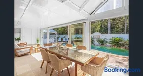 Aquablue Holiday Home - Hot Spa & Pool - 2m Walk to Beaches - Image 1