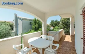 Stunning Apartment In Mandre With Wifi - Image 2