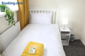 Exquisite Stays Free parking, fast WiFi, close to city centre - Image 4