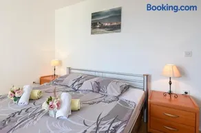 Charmant appartement de vacances avec jardin | Vue jardin | À côté de la plage - Image 2