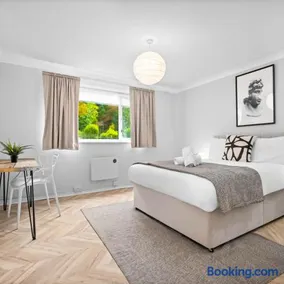 Stylish 2-Bed Apartment - Netflix, Garden & Free Parking 21E - Image 1