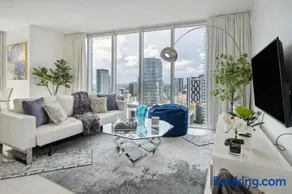 LUX 2B-2B at ICON - Water View & 5-Star Amenities - Image 1