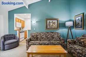 Cedarbrook Deluxe Two Bedroom Suite with outdoor heated pool 20910 - Image 2