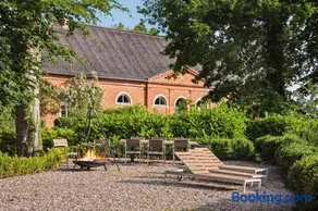 GUT KLETKAMP "Penthouse im Schloss" - Premium-Ferienwohnung mit 5 Schlafzimmern auf 400qm I Kamin I 2 Wohnzimmer I Garten & Terrasse I Wald- und Seeblick I Profi-Küche I 15 Min zur Ostsee I Parkplätze I WLAN - Image 1