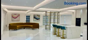 Luxury Grand Windsor Mansion Private 5 Acres & Helipad - Image 2