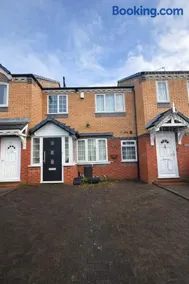 Modern 4-Bed House-Close Links to M5 & M6 - Image 2